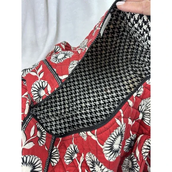 Vera Bradly Red White Black Duffle Traveler Deco Daisy Large Bag Shoulder Staps - Picture 7 of 12